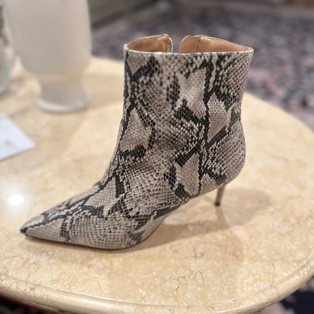 Schutz snake pattern booties size 9.5